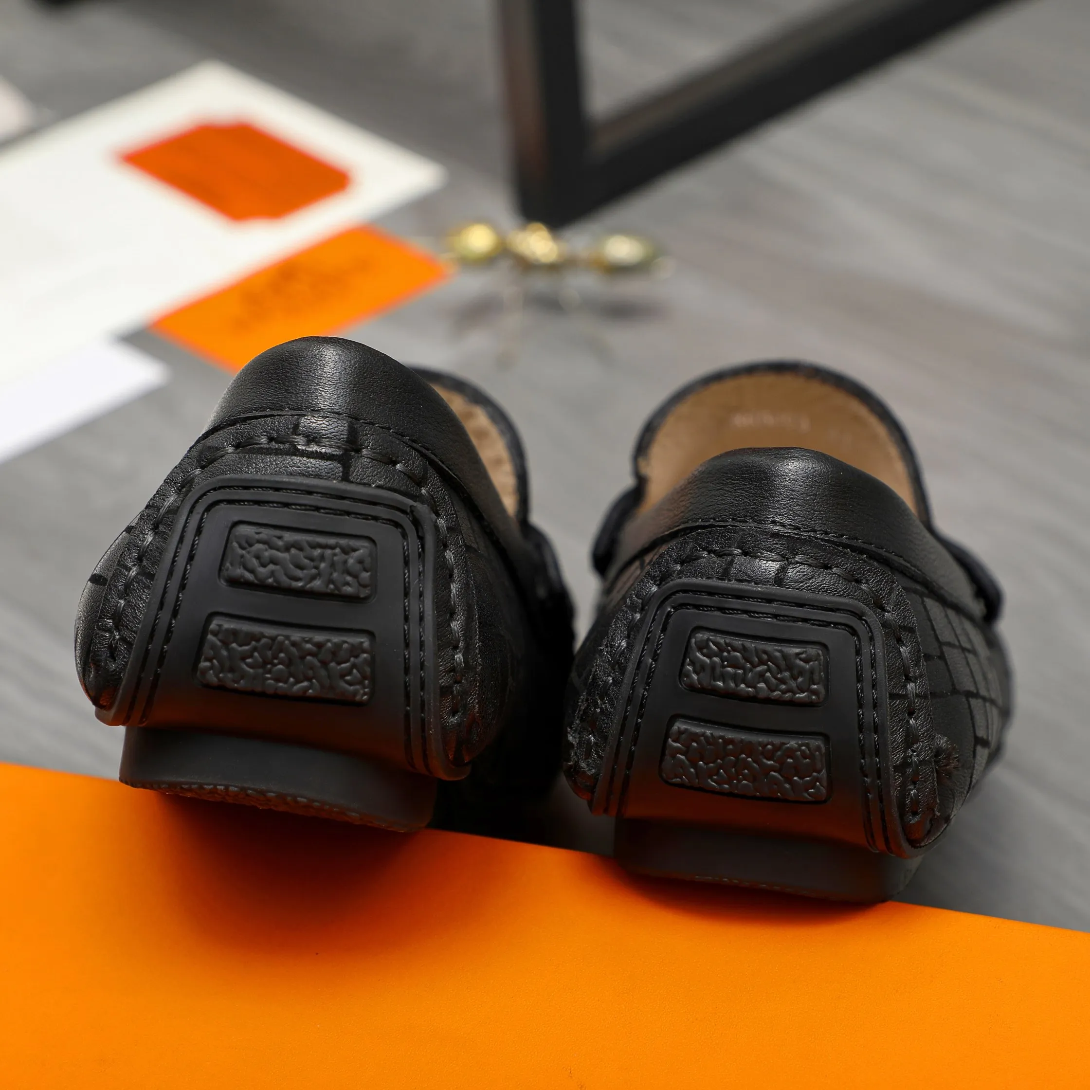 P380 Product trademark: HERMES "Hermes" casual slip-on men's shoes Regular size: 38-45 Product material: Selected embossed cowhide upper, sheepskin lining, rubber outsole